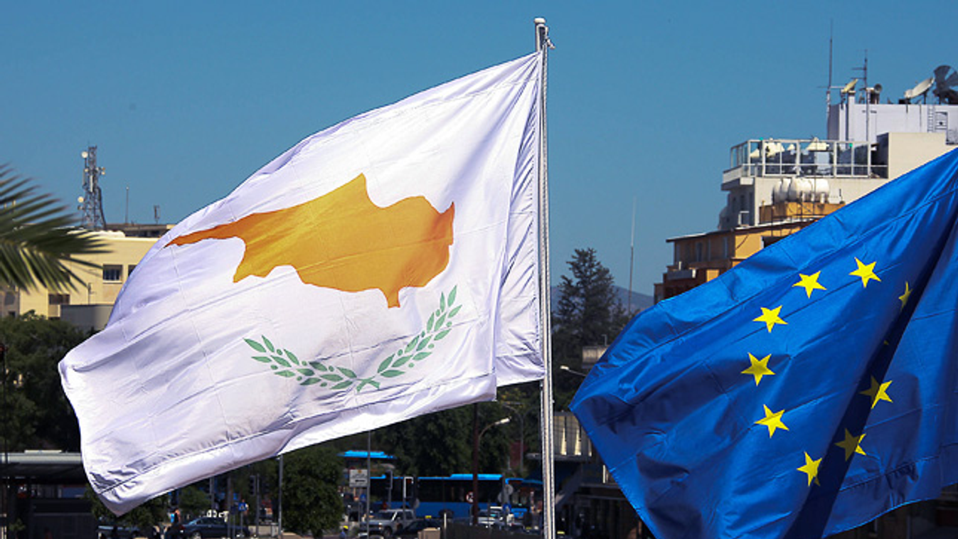 Ciprus, soros EU elnökség, ciprusi és uniós zászló Nicosiában 