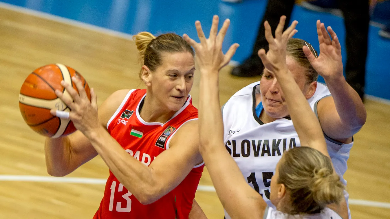 Sopron, 2015. június 15.
Vajda Anna (b) és a szlovák Lucia Krc-Turbova (hátul) a női kosárlabda Európa-bajnokság Magyarország - Szlovákia mérkőzésén Sopronban 2015. június 15-én.
MTI Fotó: Illyés Tibor 