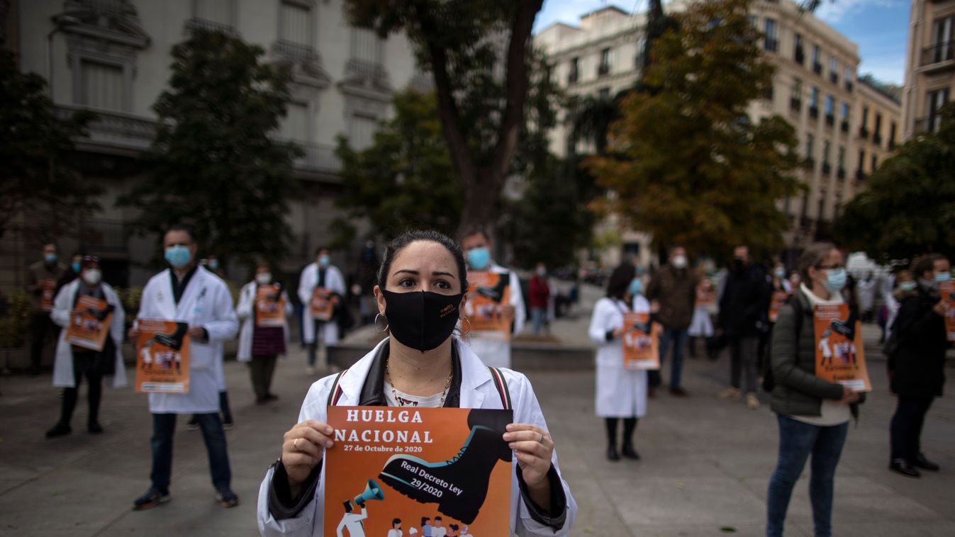 Madrid, 2020. október 27.
Sztrájkoló egészségügyi dolgozók tüntetnek Madridban 2020. október 27-én, a koronavírus-járvány idején. Az elmúlt 25 év első országos spanyol egészségügyi munkabeszüntetésével a résztvevők a rossz munkakörülményeik és az országos