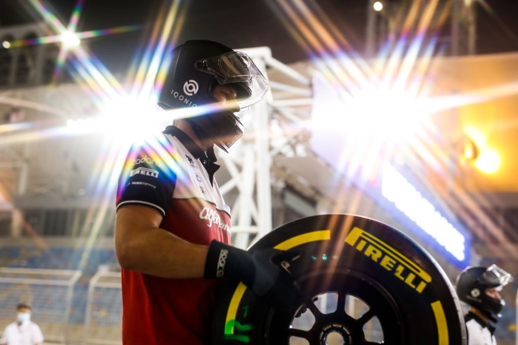 Forma-1, Alfa Romeo Racing szerelő, Pirelli gumi, Bahrein teszt 1. nap 