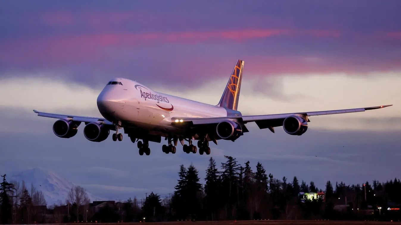 Everett, 2023. január 31.
Leszáll az amerikai Boeing cég utolsóként gyártott, 1574. sorszámú, 747-es modellje próbaútja után a Washington állambeli Everettben 2023. január 10-én. 2023. január 31-én, 53 év után végleg leállították az ikonikus repülőgép gyá