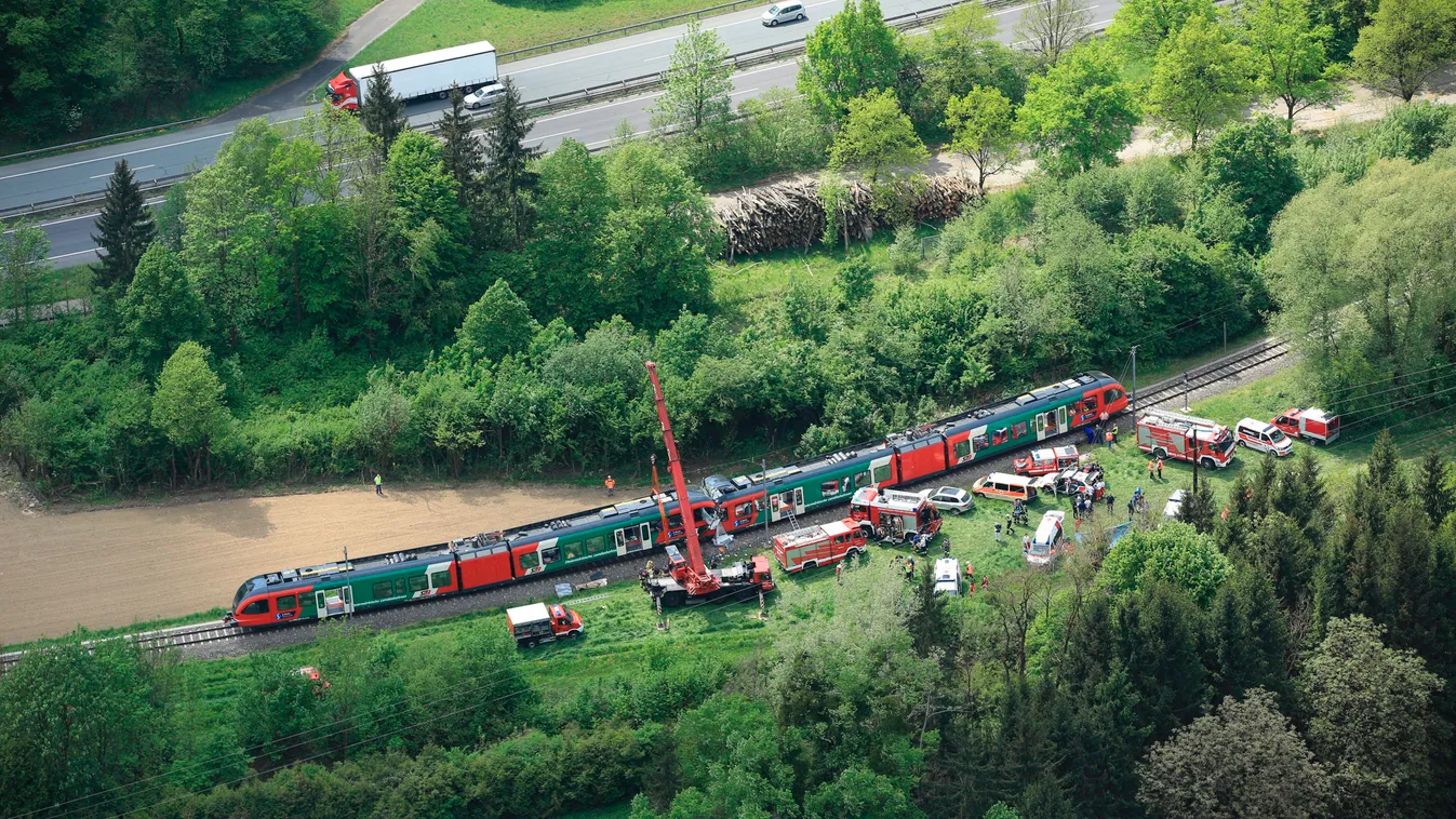 Waldstein-in-Übelbach, 2015. május 6.
Frontálisan összeütközött személyvonatok a Graz közelében fekvő Waldstein-in-Übelbachban 2015. május 6-án. A balesetben az egyik mozdonyvezető életét vesztette, tíz ember súlyosan megsebesült. (MTI/EPA/Josef Hager) 