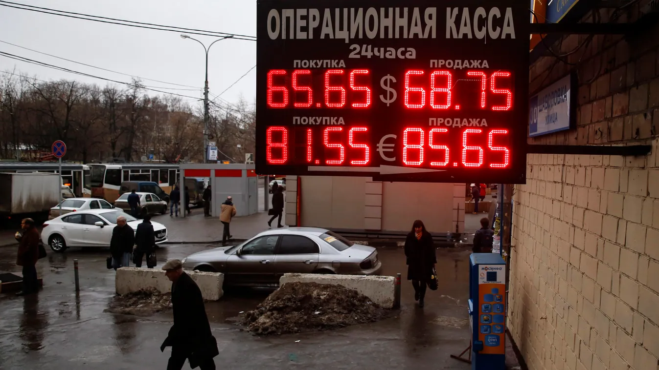 digitális kijelző dollárárfolyam Moszkva, 2014. december 16.
A dollár (felül) és az euró vételi (b) és eladási rubelárfolyamai egy moszkvai pénzváltó fényreklámján  orosz gazdaság rubel bedőlésAz orosz jegybank az éjjel 6,50 százalékponttal 17 százalékra 