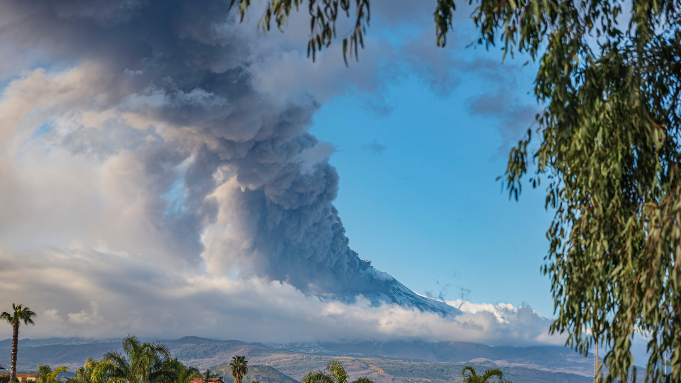 Giarre, 2021. december 15.
Füstöt és gőzt lövell ki az Etna tűzhányó a szicíliai Catania közelében Giarréból nézve 2021. december 14-én.
MTI/AP/Salvatore Allegra 