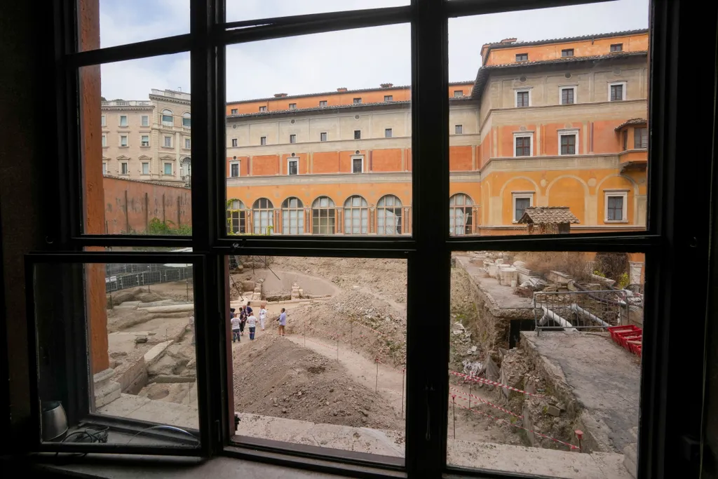 Első századi leletek Néró római császár színházá feltárás
A sajtó munkatársai Néró római császár színházának feltárásán Rómában 2023. július 26-án. Az első században épült színházra az új Four Seasons Hotel építése közben bukkantak. A régészek a tervek sz