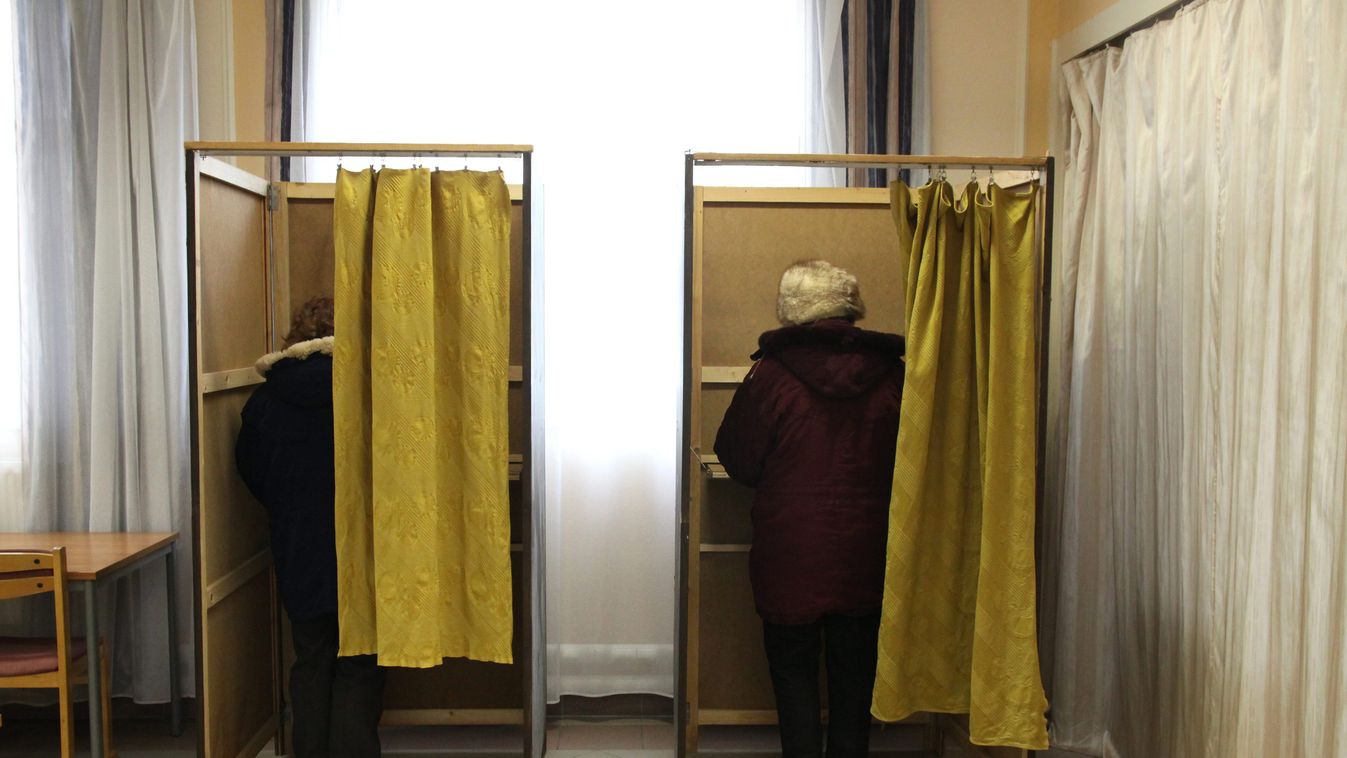Veszprém, 2015. február 22.
Választópolgárok leadják szavazatukat az időközi országgyűlési választáson Veszprém megye 1-es számú országgyűlési egyéni választókerületében, a veszprémi Táncsics Mihály Szakközépiskolában kialakított szavazókörben 2015. febru