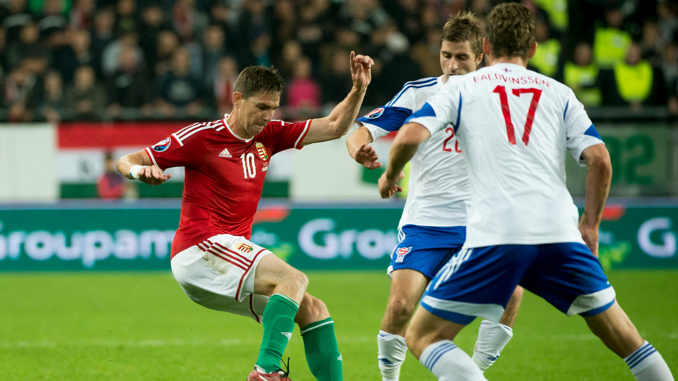 Gera Zoltán (b), valamint a feröeri Róaldur Jakobsen (j2) és Rógvi Baldvinsson (j) a Magyarország - Feröer-szigetek labdarúgó Európa-bajnoki selejtezőmérkőzésen a Groupama Arénában 2015. október 8-án. 