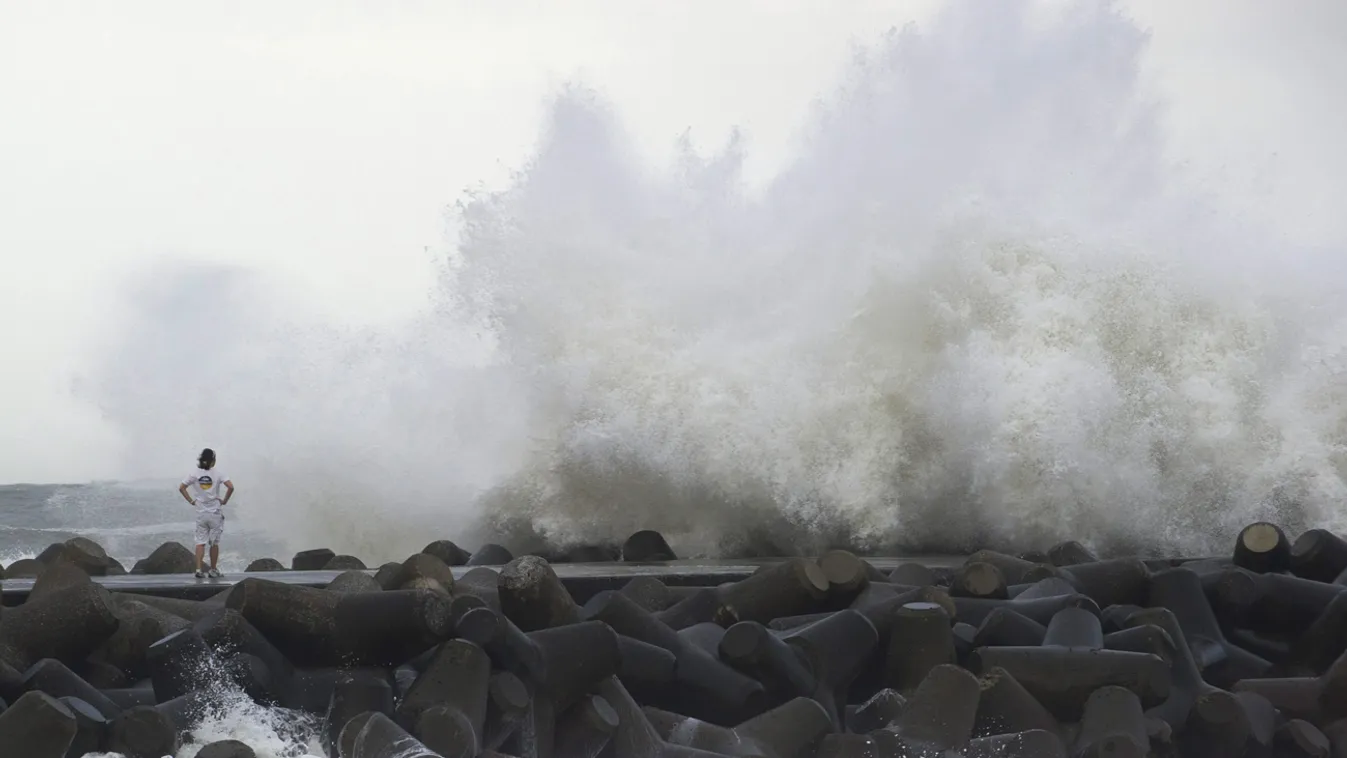 Iszumi, 2015. szeptember 9.
Egy hullámlovas nézi az Etau tájfun közeledtét jelző óriási hullámokat a Csiba prefektúrabeli Iszumi partján 2015. szeptember 9-én. (MTI/EPA/Everett Kennedy Brown) 