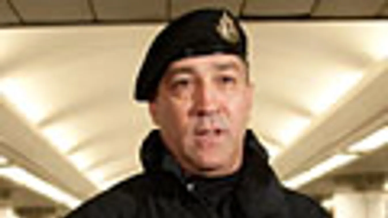 TEK, Hajdu János, a Terrorelhárítási Központ (TEK) főigazgatója tart eligazítást a Batthyány téri metróállomáson tartott túszmentési gyakorlaton
