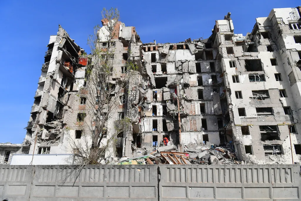 Ukrán válság 2022, orosz, ukrán, háború, Ukrajna, Mariupol, romos ház, épület, lakóház 