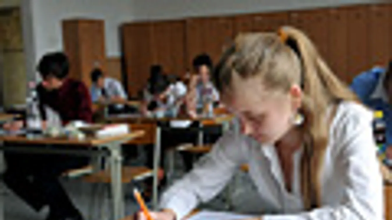 Diákok írják a magyar nyelv és irodalom írásbeli érettségi vizsgát az ELTE Apáczai Csere János Gyakorlógimnázium és Kollégium egyik tantermében