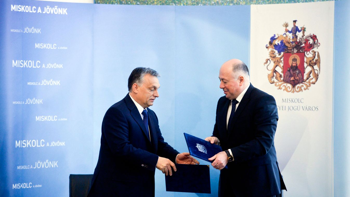 Kriza Ákos; Orbán Viktor Miskolc, 2015. április 21.
Orbán Viktor miniszterelnök (b) és Kriza Ákos polgármester a fejlesztési megállapodás aláírásán a miskolci városháza dísztermében 2015. április 21-én.
MTI Fotó: Koszticsák Szilárd 