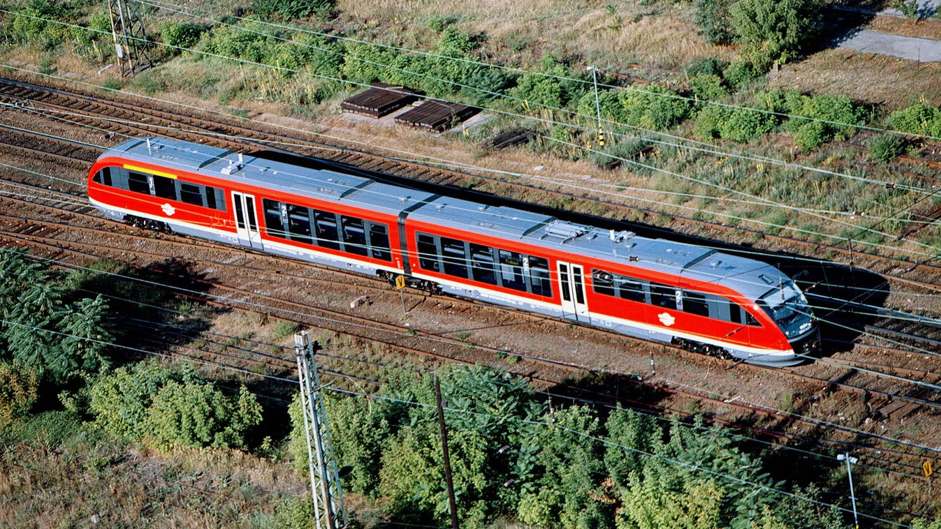 - Légi felvétel Budapest, 2003. szeptember 10. 
A Magyar Állam Vasutak Rt. az elővárosi forgalom korszerűsítésére 13 darab Siemens gyártmányú Desiro iker motorkocsit vásárolt. A komfortos, légkondicionált utastérrel rendelkező vonatok 246 utast szállítana