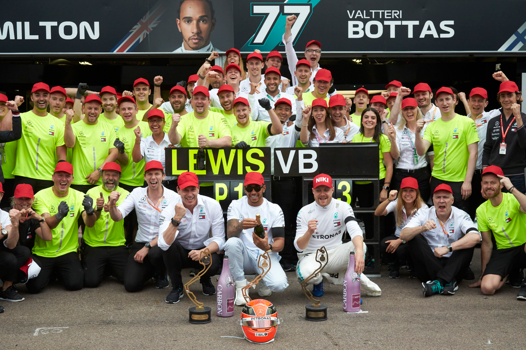Forma-1, Lewis Hamilton, Valtteri Bottas, Mercedes-AMG Petronas, Niki Lauda tribute sisak, Monacói Nagydíj 