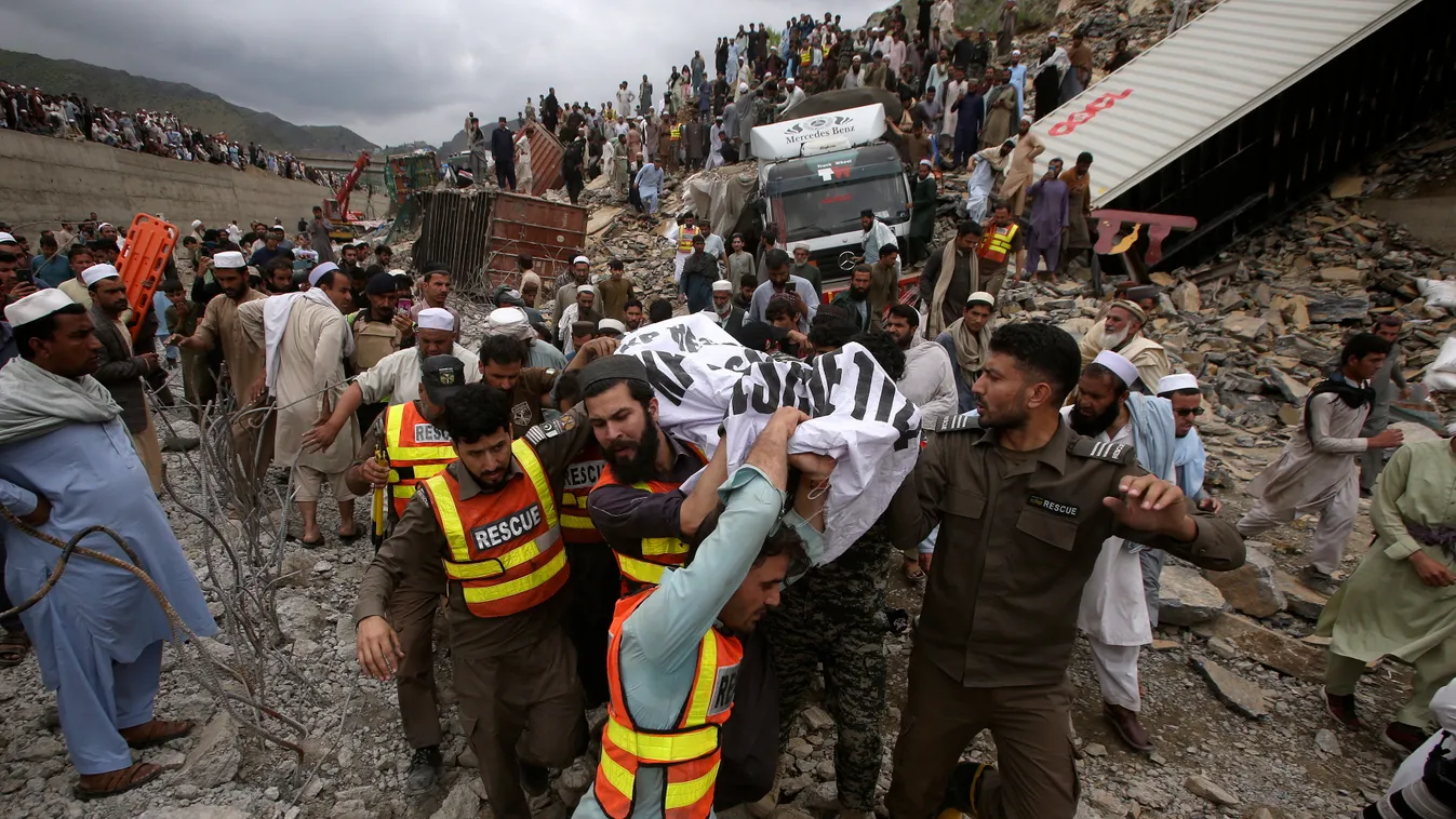 Torham, 2023. április 18.
Áldozat holttestét viszik mentők és önkéntesek egy földcsuszamlás helyszínén, az afgán határ közelében fekvő északnyugat-pakisztáni város, Torham térségében 2023. április 18-án. A hajnalban bekövetkező földcsuszamlás egy főközlek