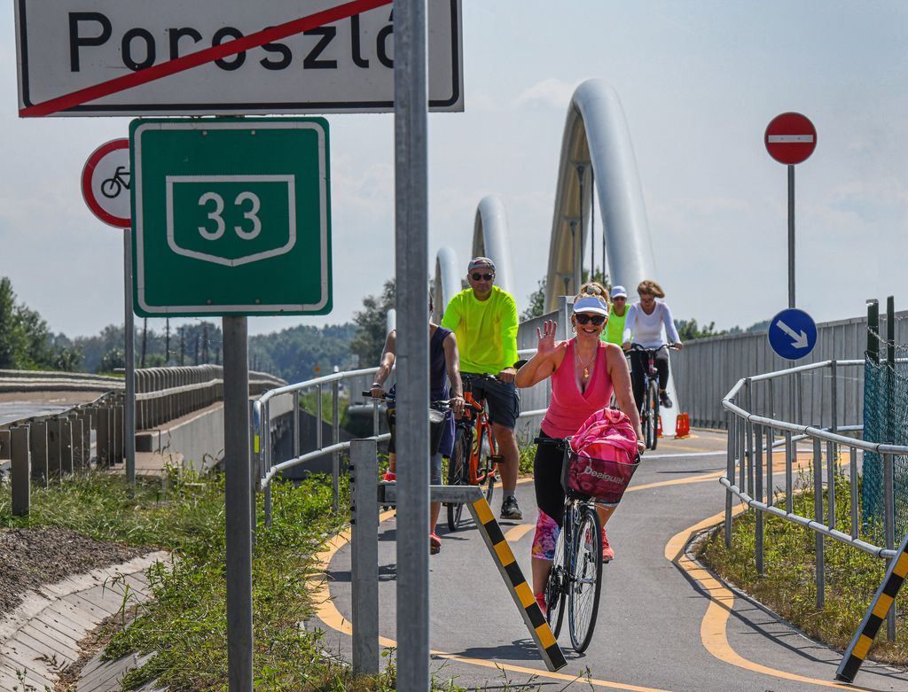 bicikli ÉVSZAK FOTÓ FOTÓTÉMA győzelem jele híd kerékpár kerékpáros kerékpárút KÖZLEKEDÉSI ESZKÖZ KÖZLEKEDÉSI LÉTESÍTMÉNY nyár SZEMÉLY SZIMBÓLUM TÁJ 