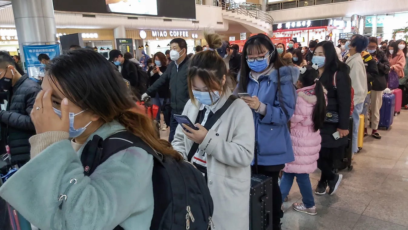 koronavírus korona vírus fertőzés járvány betegség fertőtlenítés maszk  Kína Jicsang repülőtér repülés sorállás 