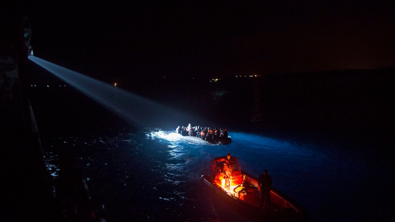 bevándorló csónak EGYÉB TÁRGY éjszakai felvétel FOTÓ FOTÓTECHNIKA gumicsónak KÖZLEKEDÉSI ESZKÖZ migráns reflektor SZEMÉLY TÁJ TÁRGY tenger 