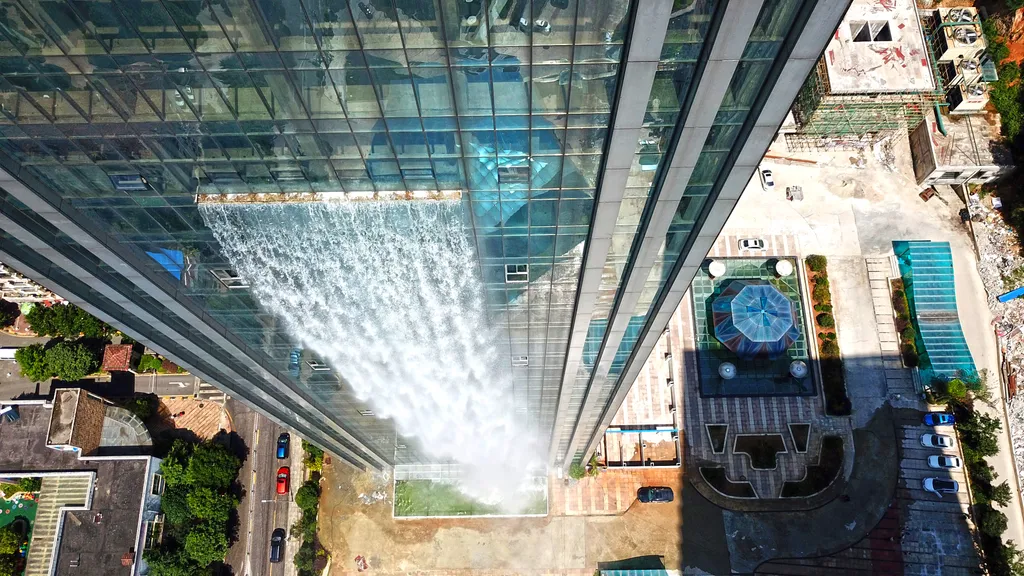 An artificial waterfall building was spotted in Guiyang China Chinese Guizhou Guiyang artificial waterfall office building Horizontal mesterséges vízesés felhőkarcoló Kína 