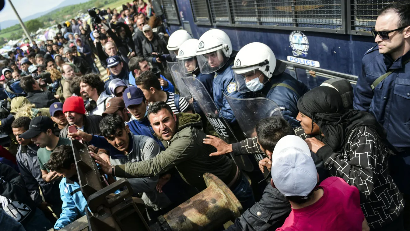 Menekültek egy vagont tolva próbálnak áttörni a barikádon a görögországi Idomeni falu mellett. A hétvégén több demonstáricó volt a menekülttáborban a  hír miatt, hogy visszeküldik őket Törökországba migration Horizontal 