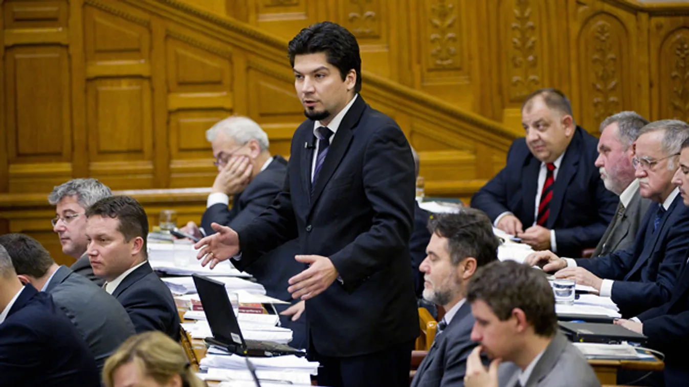 Varga László, a Magyar Szocialista Párt (MSZP) képviselője beszél a munka törvénykönyvének részletes vitájában, az Országgyűlés plenáris ülésén, parlament