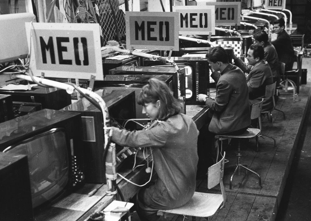 retro szocializmus gyár gyárak 1966
Székesfehérvár
VIDEOTON, VT TH 672-OC SZTÁR típusú televíziókészülékek végellenőrzése 