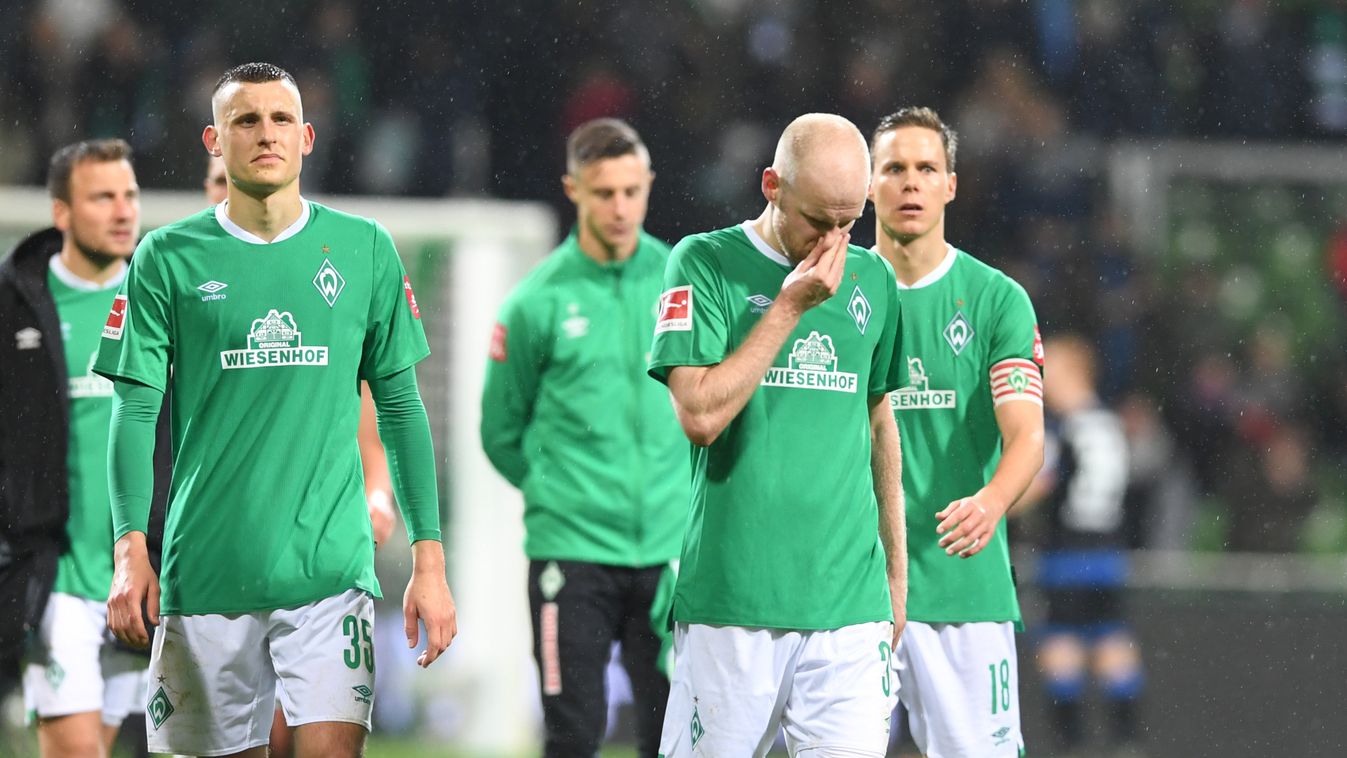 Werder Bremen - SC Paderborn 07 Sports soccer Bundesliga Group ruminative disenchanted Disappointment Maximilian Eggestein (SV Werder Bremen) Niklas Moisander (SV Werder Bremen) 