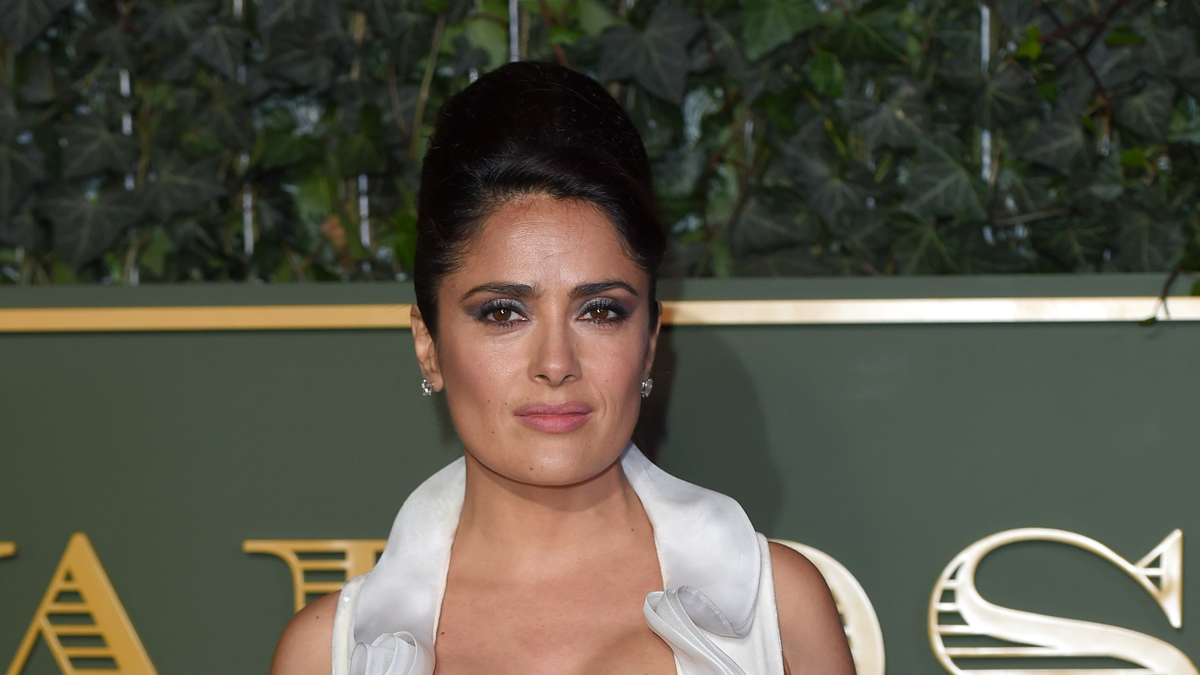Kétmillióan kedvelték eddig Salma Hayek legújabb szexi bikinis fotóját - ORIGO