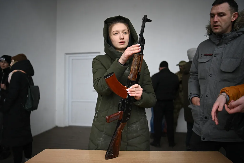 Ukrán válság 2022, orosz, ukrán, háború, Ukrajna, Lviv, fegyverek használatát tanulják civilek, nő, fiatal, AK-47 