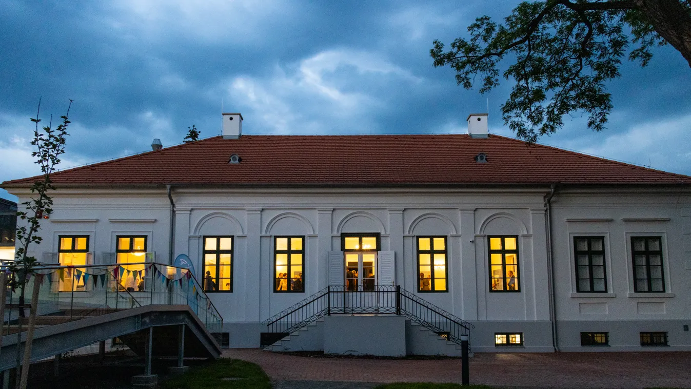 A Napsugár Bábszínház új otthona, a felújított Ursziny–Beliczey-kúria 2023. május 26-án este, a nyitóünnepség után 
