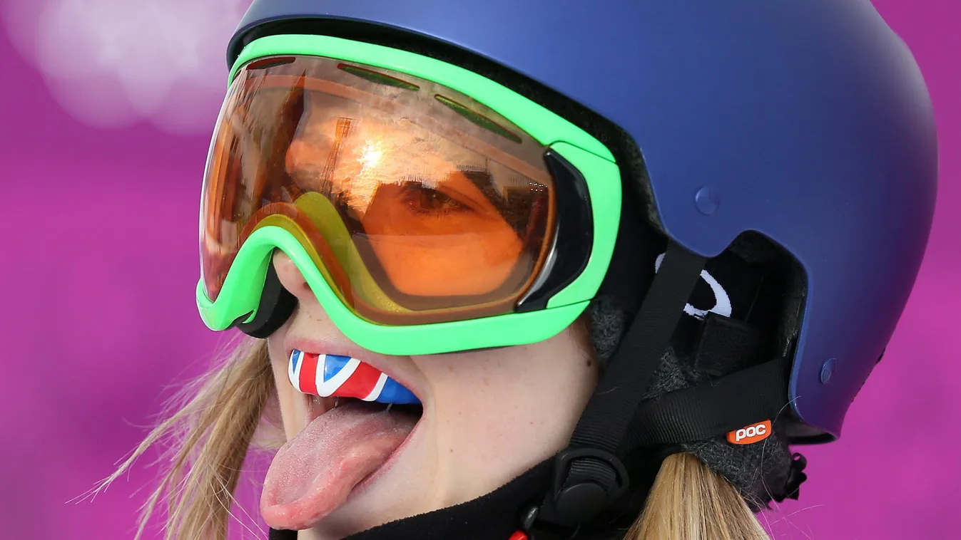 Katie Summerhayes síakrobata kilihegi magát a slopestyle selejtezője után. A nyújtott nyelv mellett figyelemre méltó még a hazája zászlaját idéző fogvédője. 