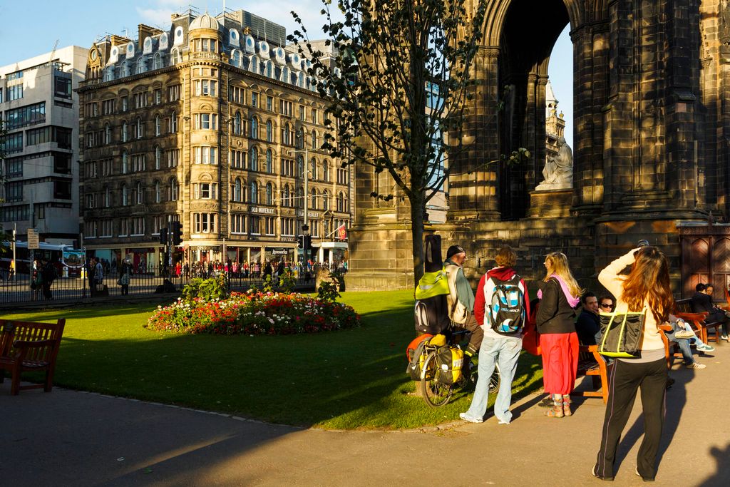 BICYCLE CITY CROWD CULTURAL TOURISM cyclist DAILY LIFE Day DOWNTOWN Edinburgh EUROPE feminine GARDEN HORIZONTAL LANDSCAPE lawn Leisure MAN masculine medium group of people Outdoors People READING relaxing Scotland STREET SCENE TOURISM Tourism types TOURIS