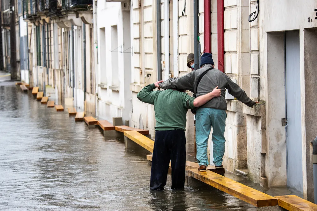 Szajna, folyó áradás, árad, víz, Franciaország,  2021.02.09.  Massive Floods In Saintes, France Saintes - France FLOOD Flooding NEws Weather Extrme Weather Conditions February 8 2021 