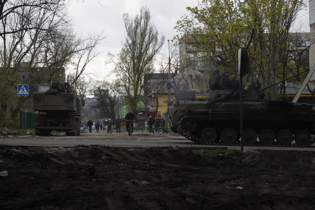 Ukrán válság 2022, orosz, ukrán, háború, Ukrajna, Mariupol, roncs, romok, utca, város, tank, civilek 