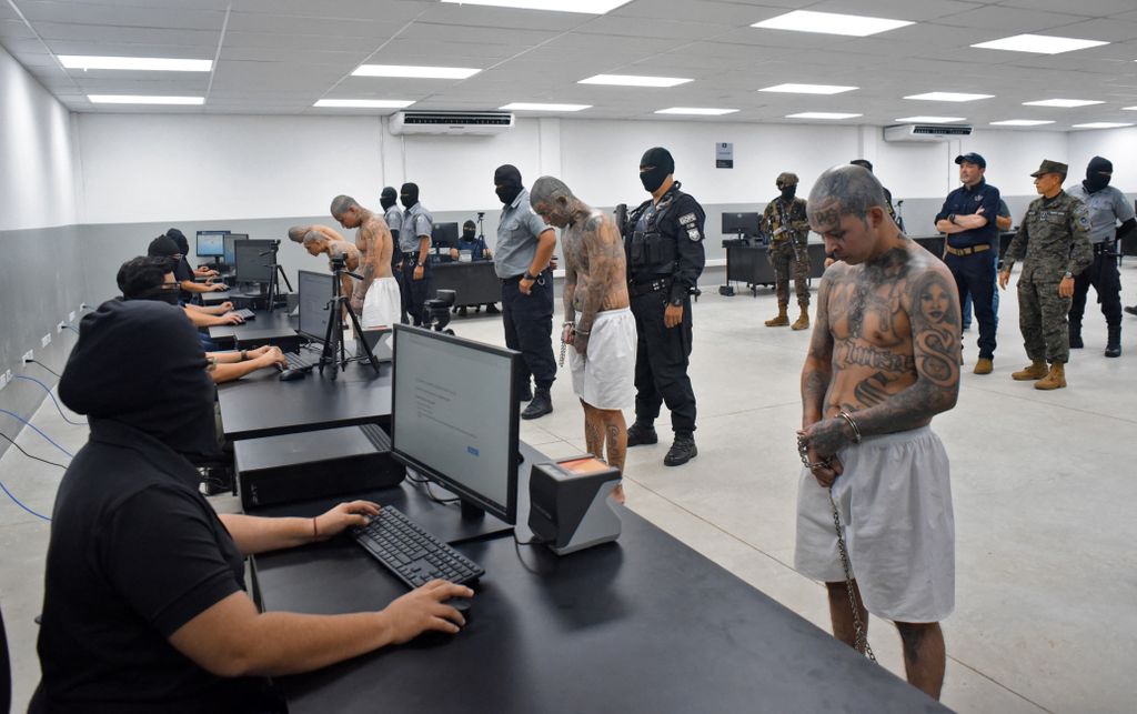 bandatag, elítélt, fegyenc, börtön, El Salvador, Salvador,  Salvadori Köztársaság, átszállítás 