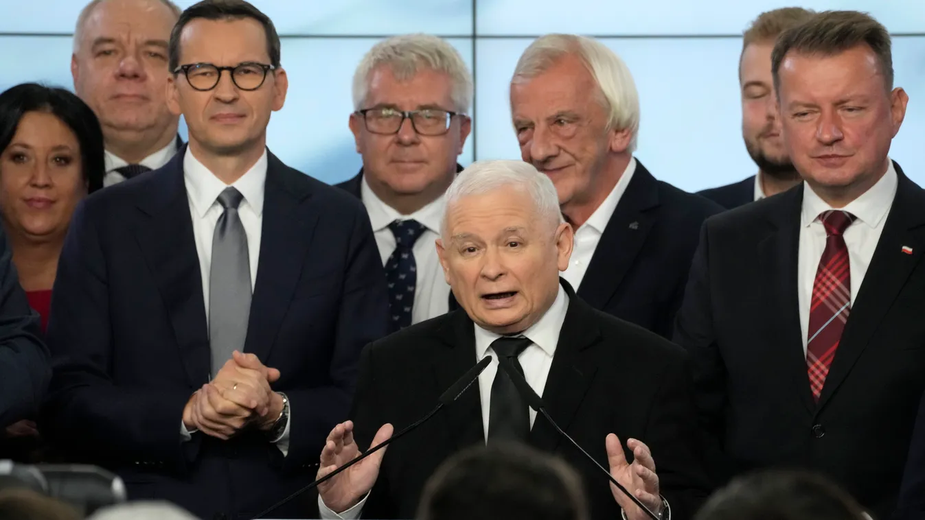 KACZYNSKI, Jaroslaw Varsó, 2023. október 15.
Jaroslaw Kaczynski lengyel miniszterelnök-helyettes, a Jog és Igazságosság Pártjának (PiS) elnöke szól támogatóihoz, a háttérben Mateusz Morawiecki miniszterelnök (b3) a lengyel parlamenti választások eredményv