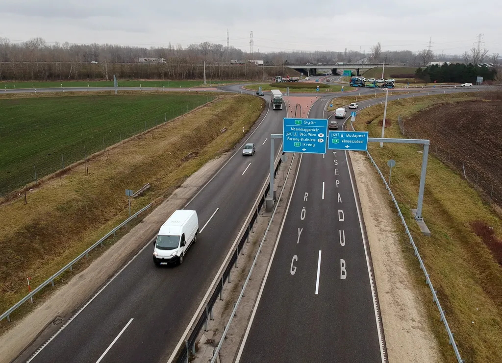 M85-ös gyorsforgalmi út Sopron és Győr között   ÁLTALÁNOS KULCSSZÓ átadás avatás csomópont forgalom gyorsforgalmi út KÖZLEKEDÉSI LÉTESÍTMÉNY tábla út 