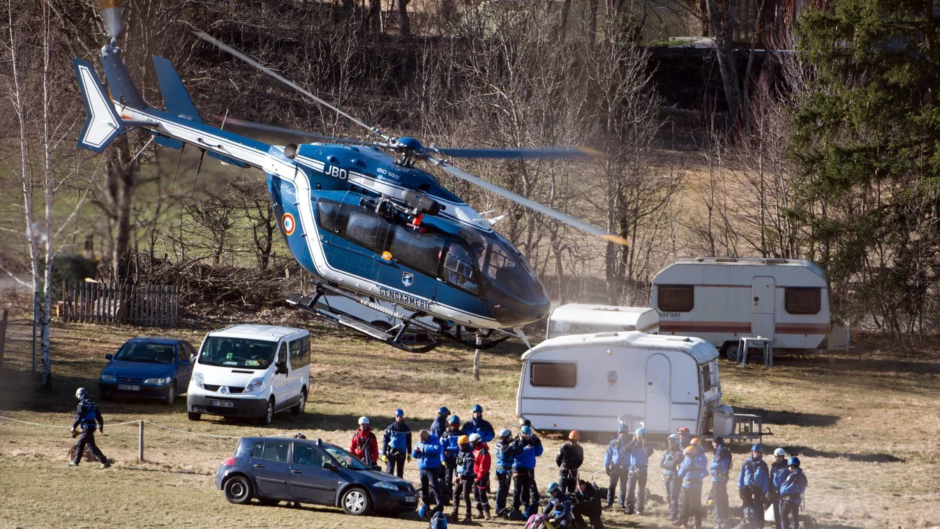 Seyne-Les-Alpes, 2015. március 27.
Rendőrhelikopter érkezik a francia Alpokban fekvő Seyne-Les-Alpes-ba 2015. március 27-én. Három nappal korábban itt zuhant le a Germanwings német légitársaság repülőgépe, amelynek katasztrófáját a másodpilóta idézte elő 