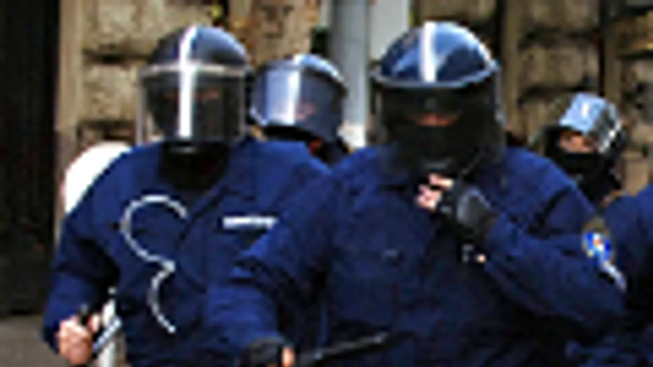 Rohamrendőrök tömegoszlatást hajtanak végre a Nádor utcánál, 2006. október 23-án