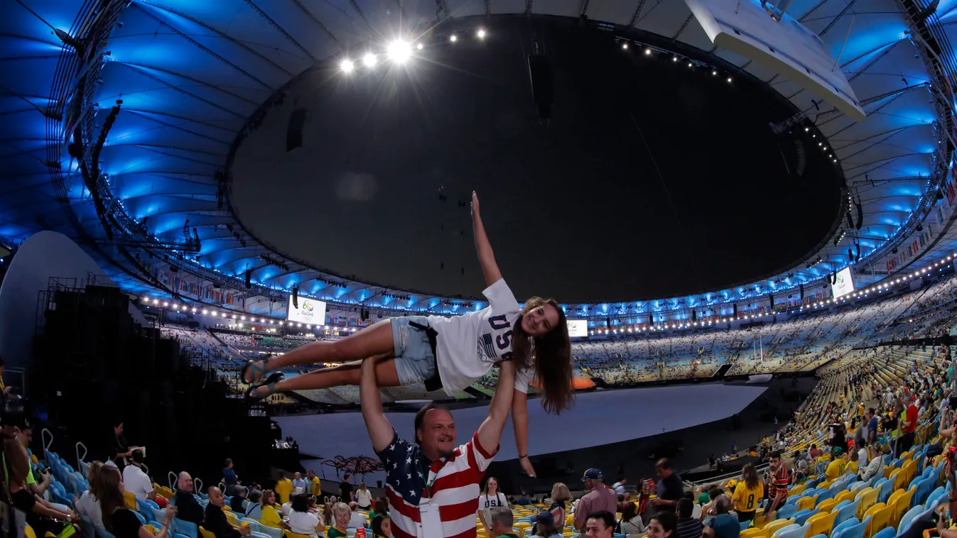 Rio de Janeiro, 2016. augusztus 5.
Amerikai résztvevők a Rio de Janeiró-i nyári olimpiai játékok megnyitóünnepségén a Maracana Stadionban 2016. augusztus 5-én. (MTI/EPA/Valdrin Xhemaj) 