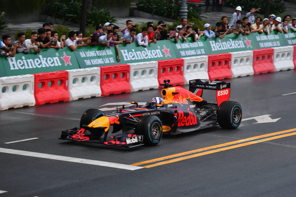 Az utcai parádén David Coulthard vezette a Red Bull Racing Forma-1-es autóját, Ho Si Minh-városban 