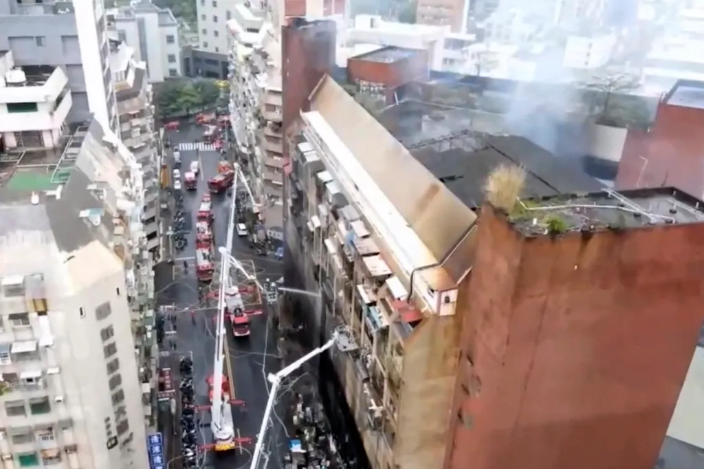 Kaohsziung, 2021. október 14.
A tajvani ECB kábeltelevíziós hálózat videófelvételéről készült képen tűzoltók küzdenek a lángok megfékezésén, miután tűz ütött ki egy tizenhárom emeletes épületben a dél-tajvani Kaohsziung városban 2021. október 14-én. A CNA