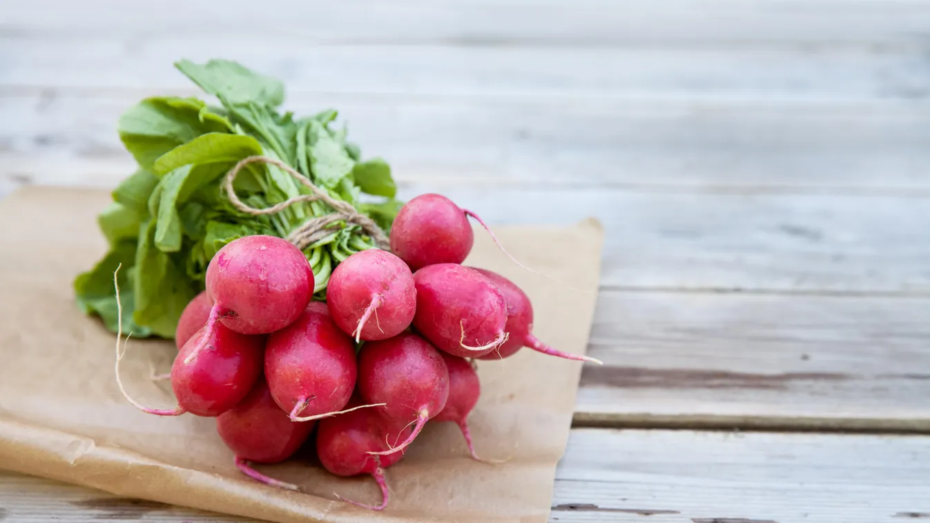 Fresh,Bunch,Of,Radish,On,Wooden,Table harvest,green,ingredient,radish,bio,freshness,leaf,food,closeup, retek 