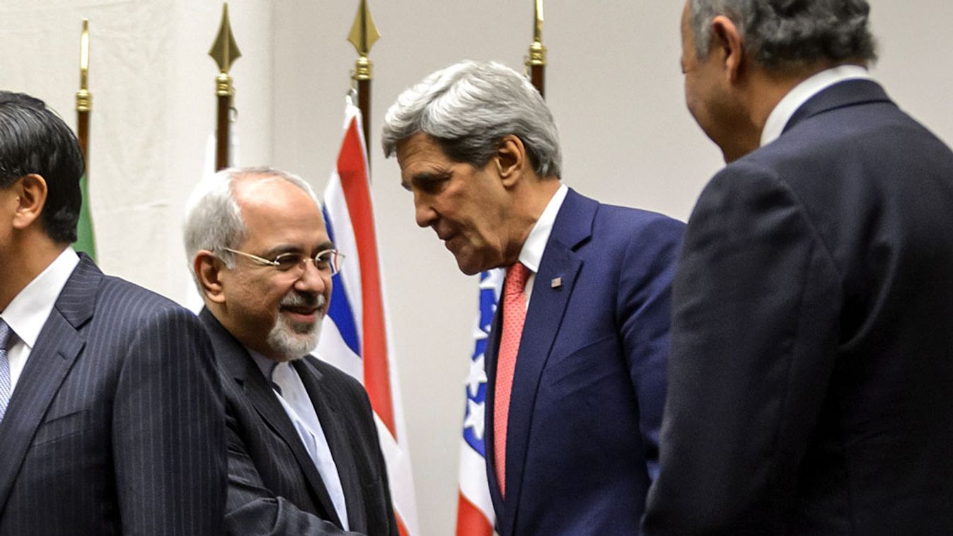 Dzsavad Zarif iráni külügyminizster és John Kerry fognak kezet svájcban, ahol Irán fél évre lemondott az urándúsításról