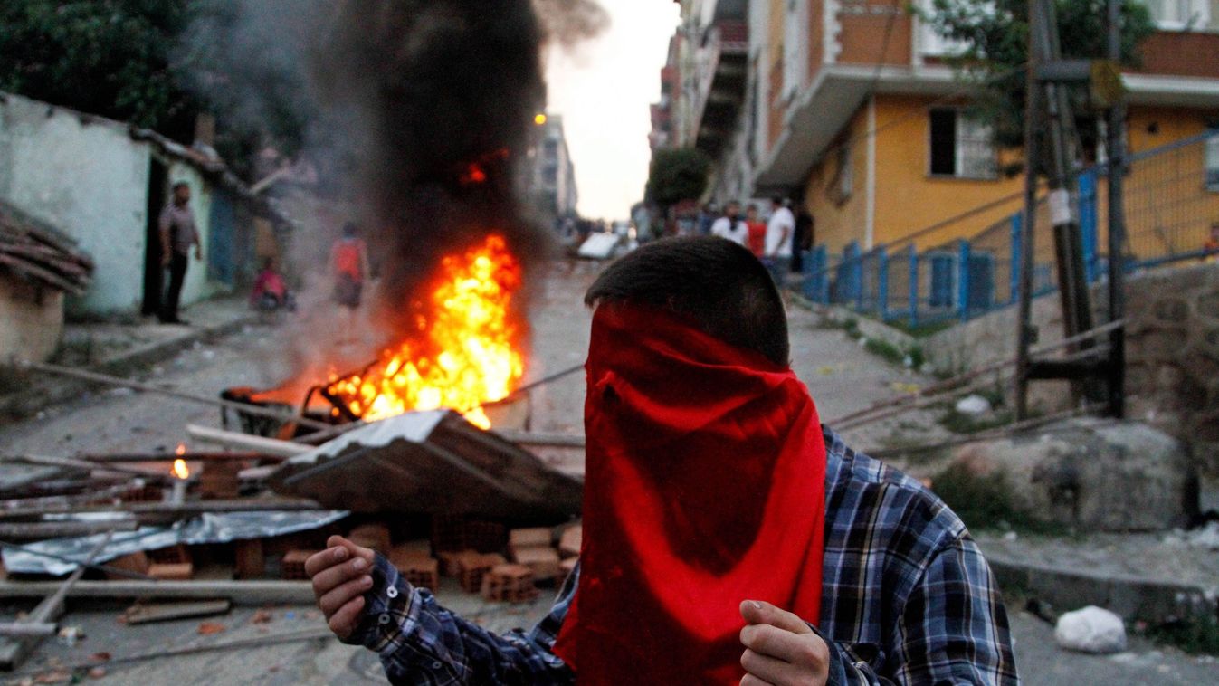 barikád demonstráció FOTÓ ÁLTALÁNOS füst kormányellenes tüntetés SZEMÉLY tüntető tűz Isztambul, 2015. július 27.
Egy maszkot viselő szélsőbaloldali tüntető egy égő barikád előtt a török rohamrendőrséggel történt összecsapása idején Isztambulban 2015. júli