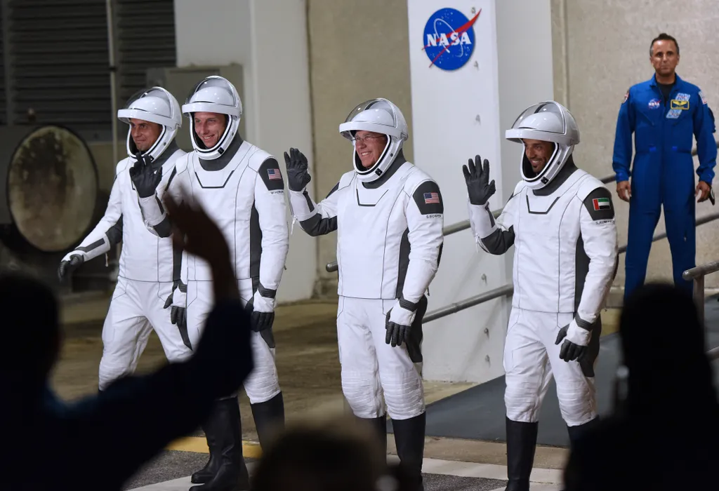 Elstartolt a Space X Falcon rakétája 
 Crew-6 members prepare for launch at Kennedy Space Center astronauts,Cape Canaveral,capsule,cosmonaut,Crew 6,dragon,Florid Horizontal 