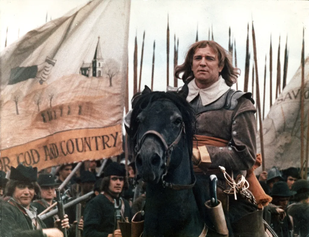 Cromwell (1970) uk Cinema drapeau pavillon cavalier cavaličre cheval chevaux Horizontal FLAG HORSE 