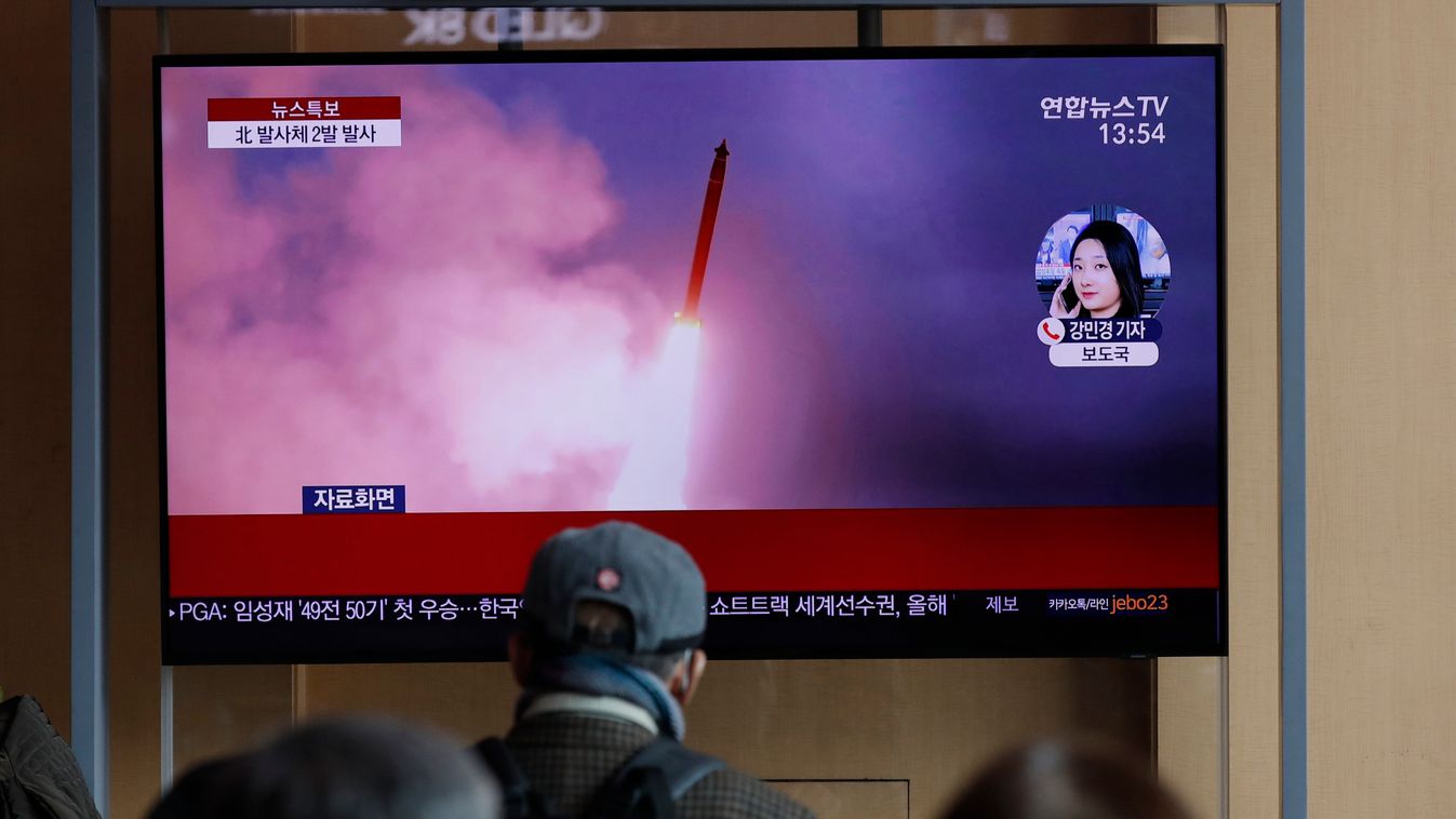 Szöul, 2020. március 2.
Észak-Korea újabb rakétakísérletéről szóló híradást néznek utasok a szöuli főpályaudvaron 2020. március 2-án, amikor az észak-koreai vezetés kilőtt két, egyelőre azonosítatlan típusú lövedéket, amelyek a Japán-tengerbe csapódtak. A
