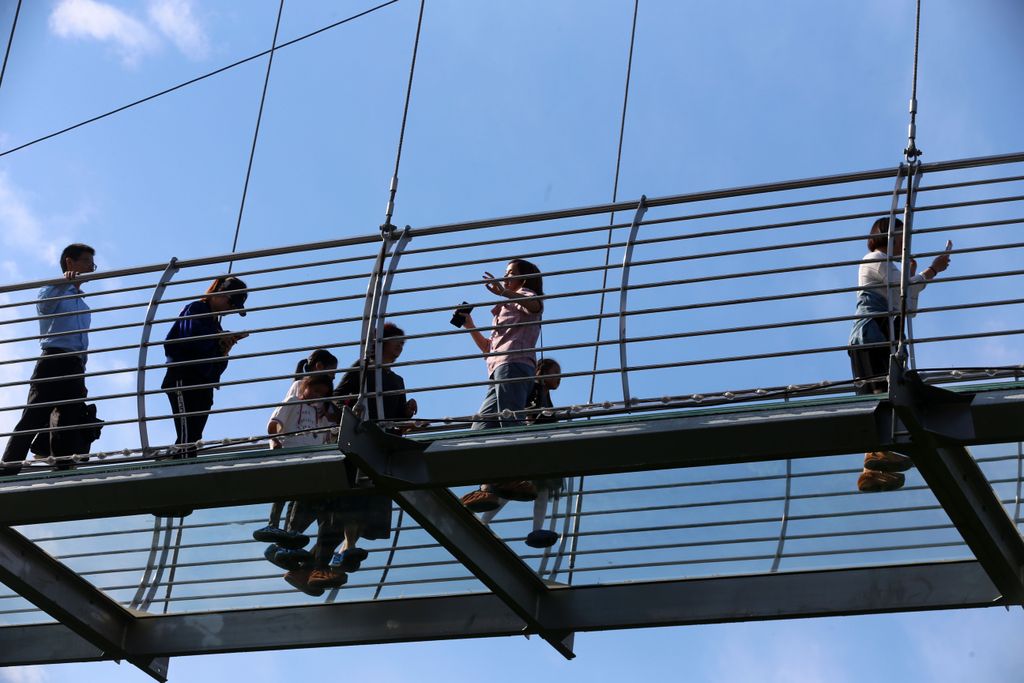 Huaxi World Adventure Park Huahszi üvegpadlós híd 