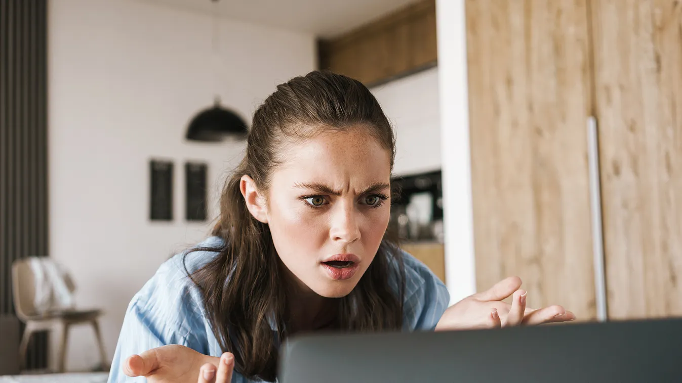 fiatal nő laptop mérges ideges 
